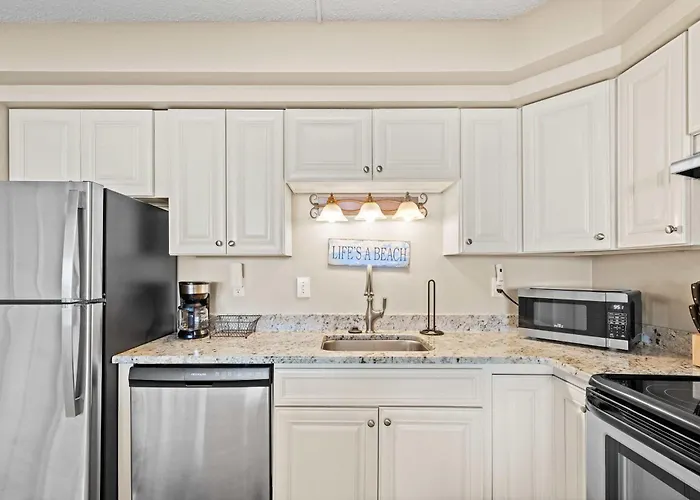 3br Penthouse With Immaculate Views And Amenities Including A Ice Rink *