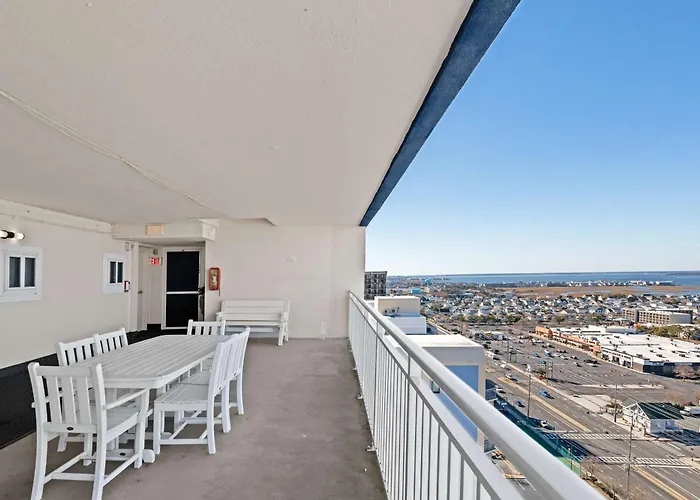 Holiday home 3br Penthouse With Immaculate Views And Amenities Including A Ice Rink *