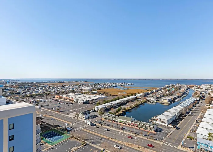 3br Penthouse With Immaculate Views And Amenities Including A Ice Rink